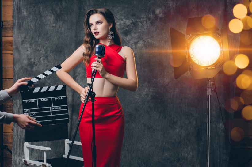 Celebrity in a studio setting illustrating celebrity search spikes driven by sudden visibility.